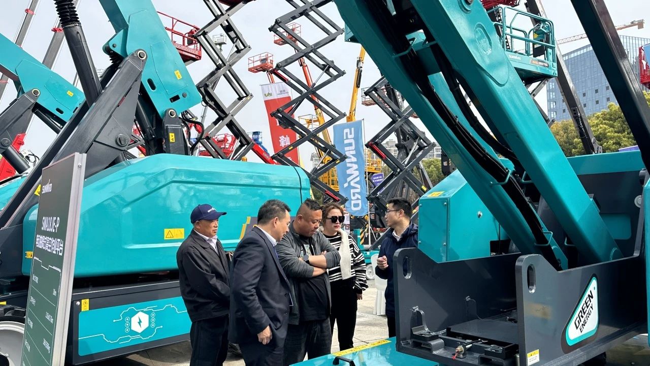 “爆品”来袭，签单不休！ J9集团智能盛装亮相第八届全国高空作业平台租赁大会