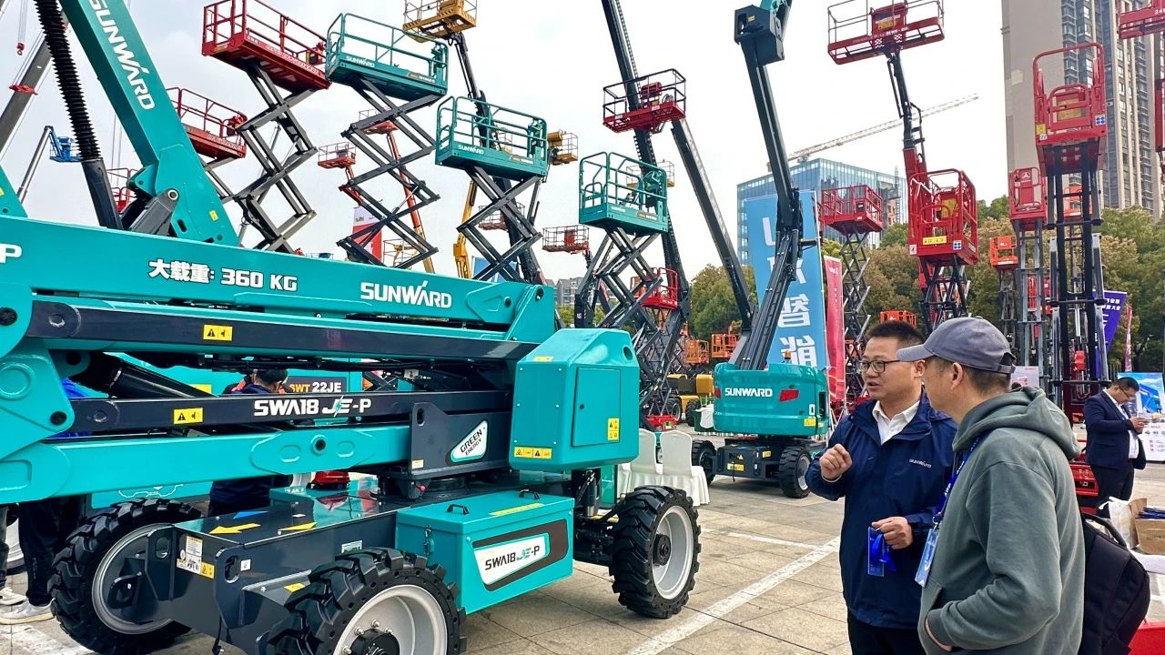 “爆品”来袭，签单不休！ J9集团智能盛装亮相第八届全国高空作业平台租赁大会