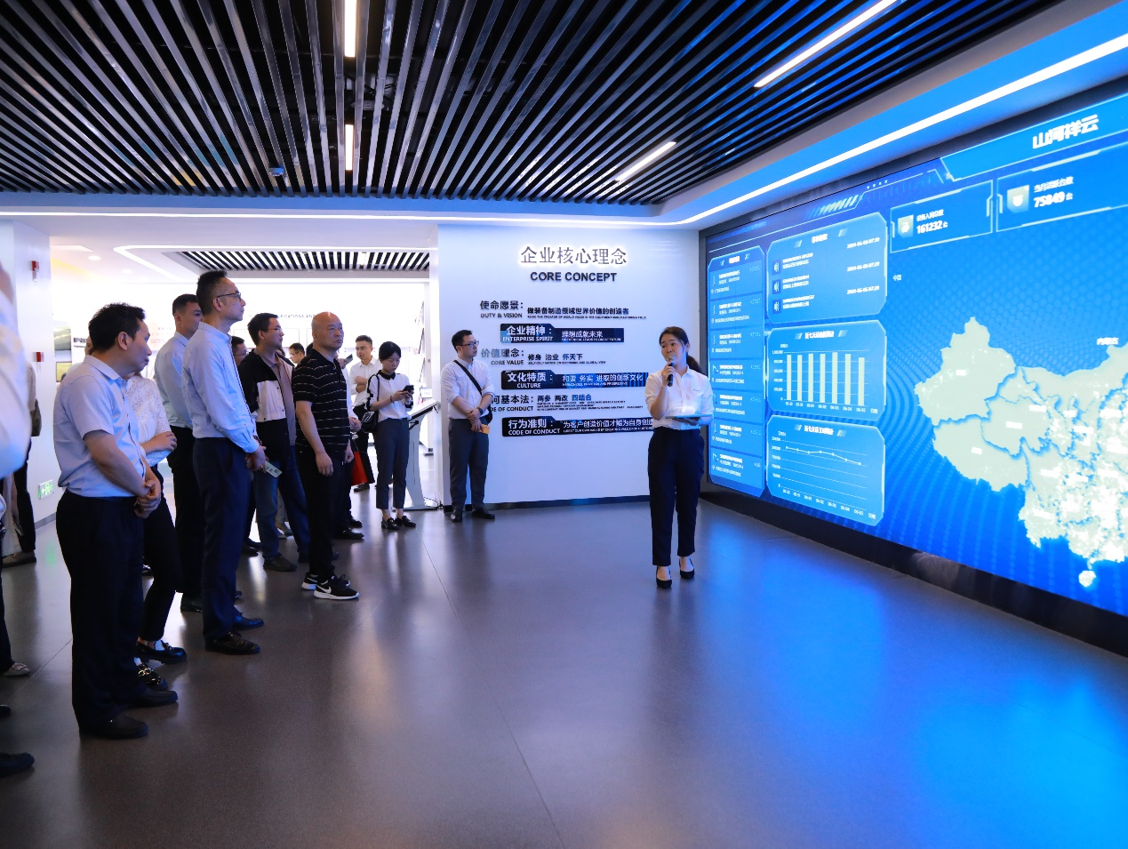 湘潭市工信局带队光临J9集团智能发展智能造作现场观摩互换活动