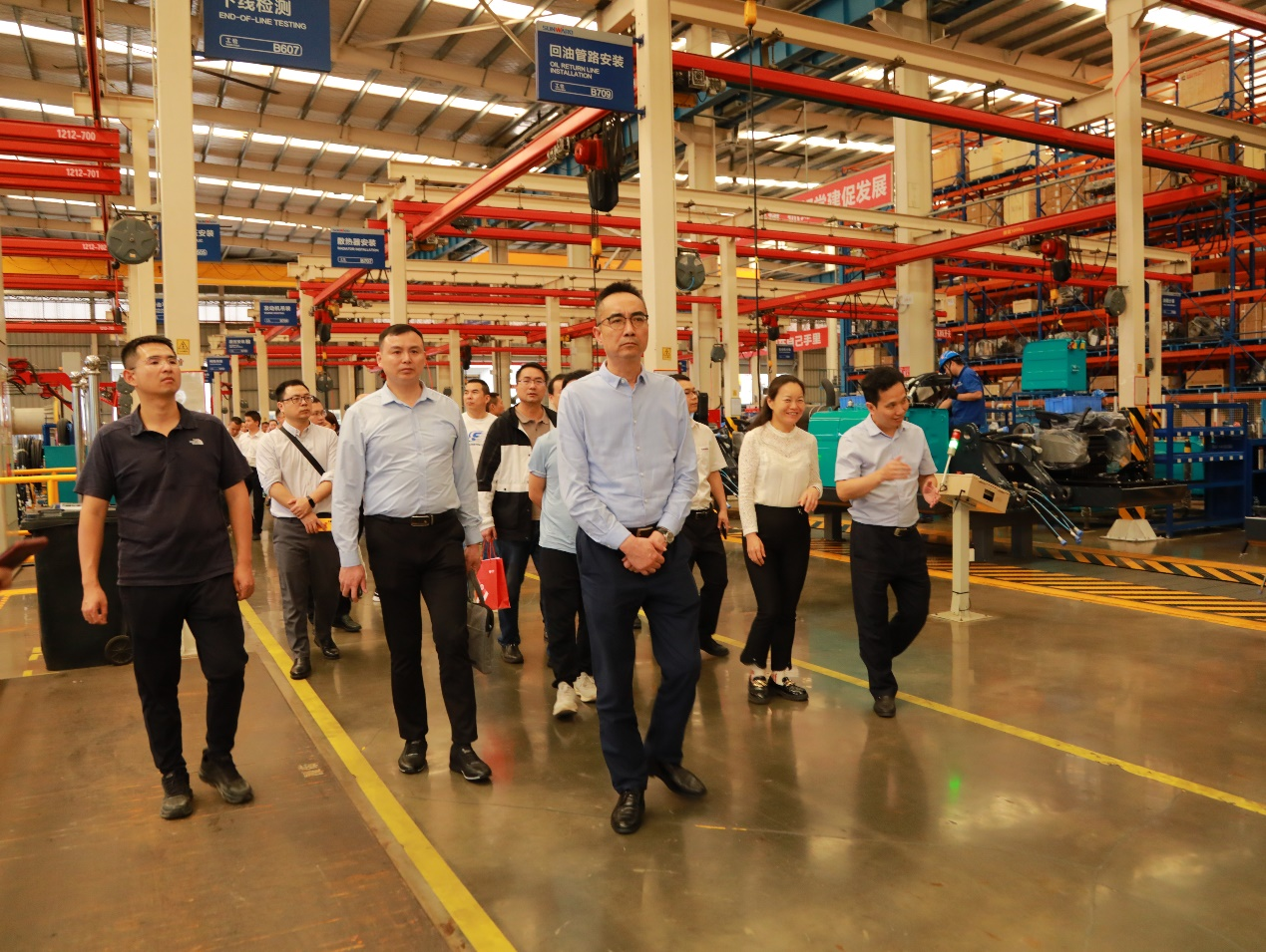 湘潭市工信局带队光临J9集团智能发展智能造作现场观摩互换活动