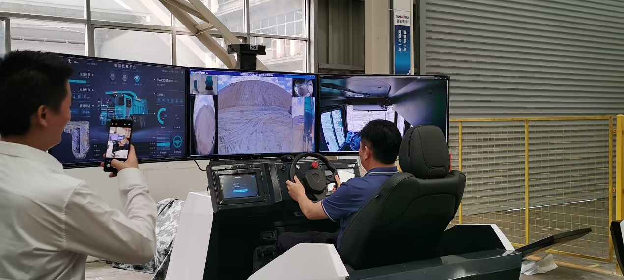 湘潭市工信局带队光临J9集团智能发展智能造作现场观摩互换活动