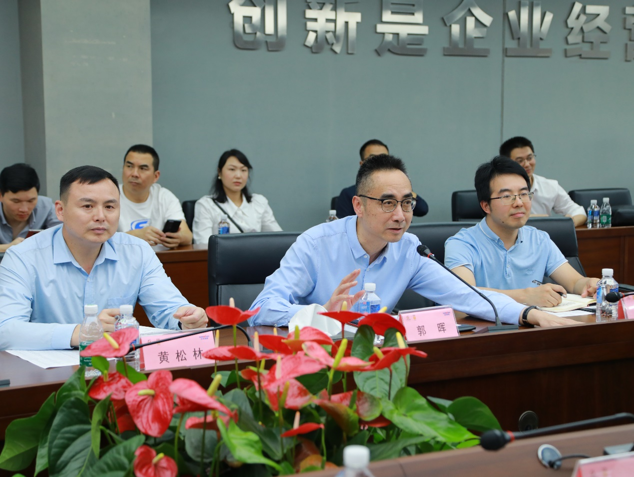 湘潭市工信局带队光临J9集团智能发展智能造作现场观摩互换活动