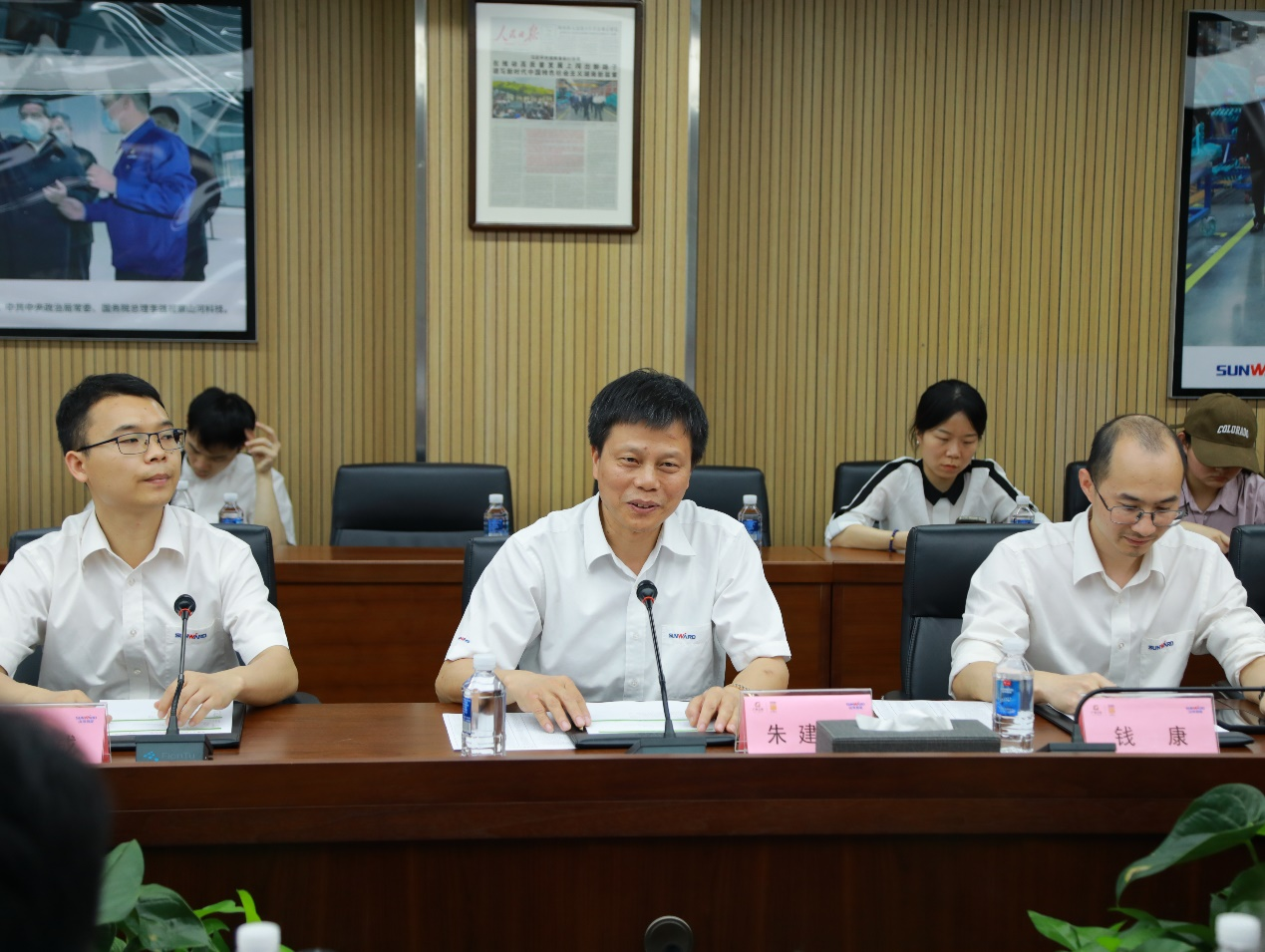 湘潭市工信局带队光临J9集团智能发展智能造作现场观摩互换活动