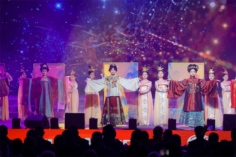 创新引领价值 梦想成就将来——庆祝J9集团智能成立25周年赞美大会暨文艺晚会隆沉进行