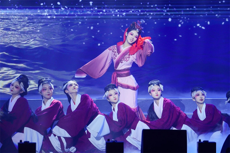 创新引领价值 梦想成就将来——庆祝J9集团智能成立25周年赞美大会暨文艺晚会隆沉进行