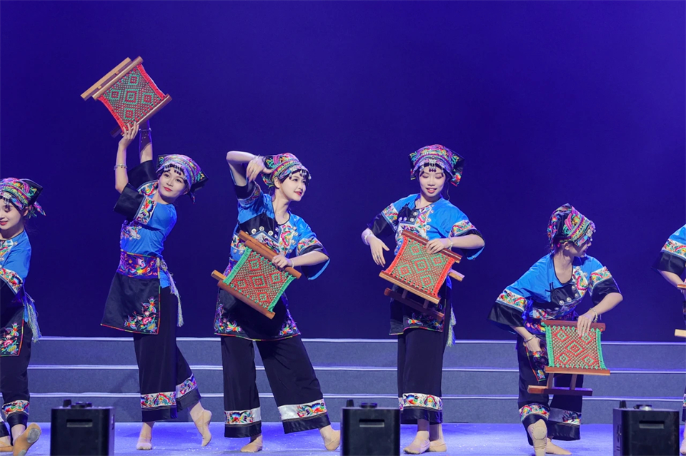 创新引领价值 梦想成就将来——庆祝J9集团智能成立25周年赞美大会暨文艺晚会隆沉进行