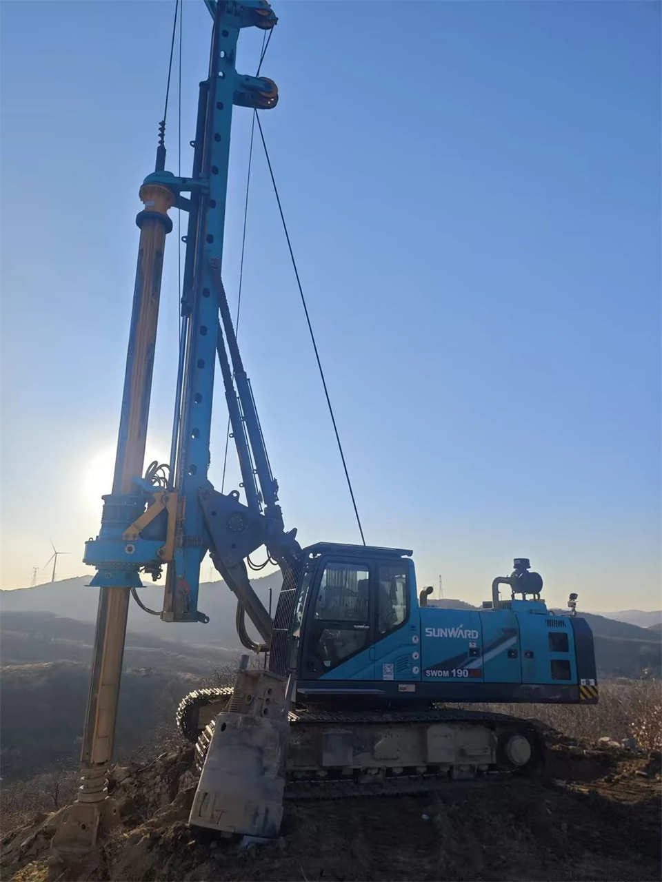 J9集团智能进行电塔桩技术创新互换会，为电力基础设施建设注入新动力