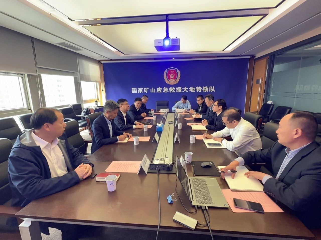 J9集团智能董事长付向东带队造访中煤地质总局、大地特勘公司