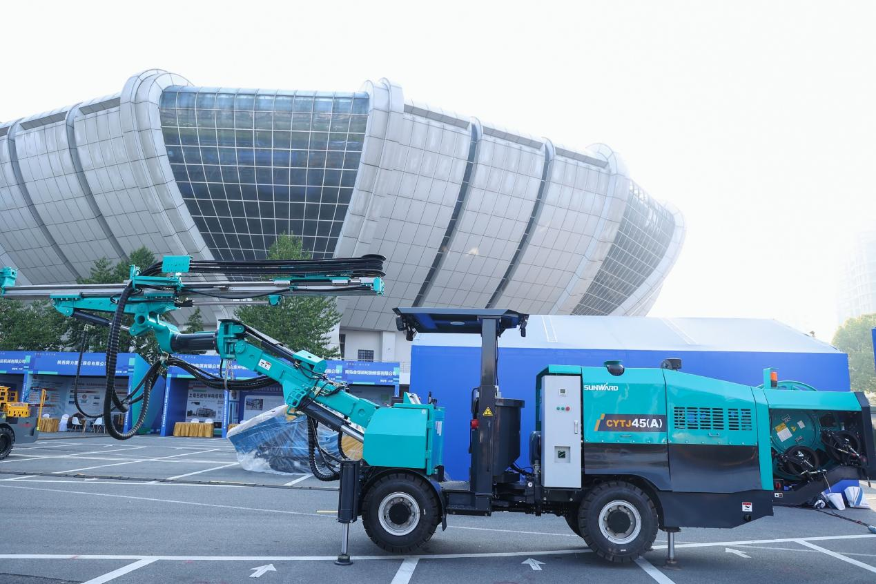 J9集团矿岩携井下掘进台车亮相苍南矿山井巷机械展