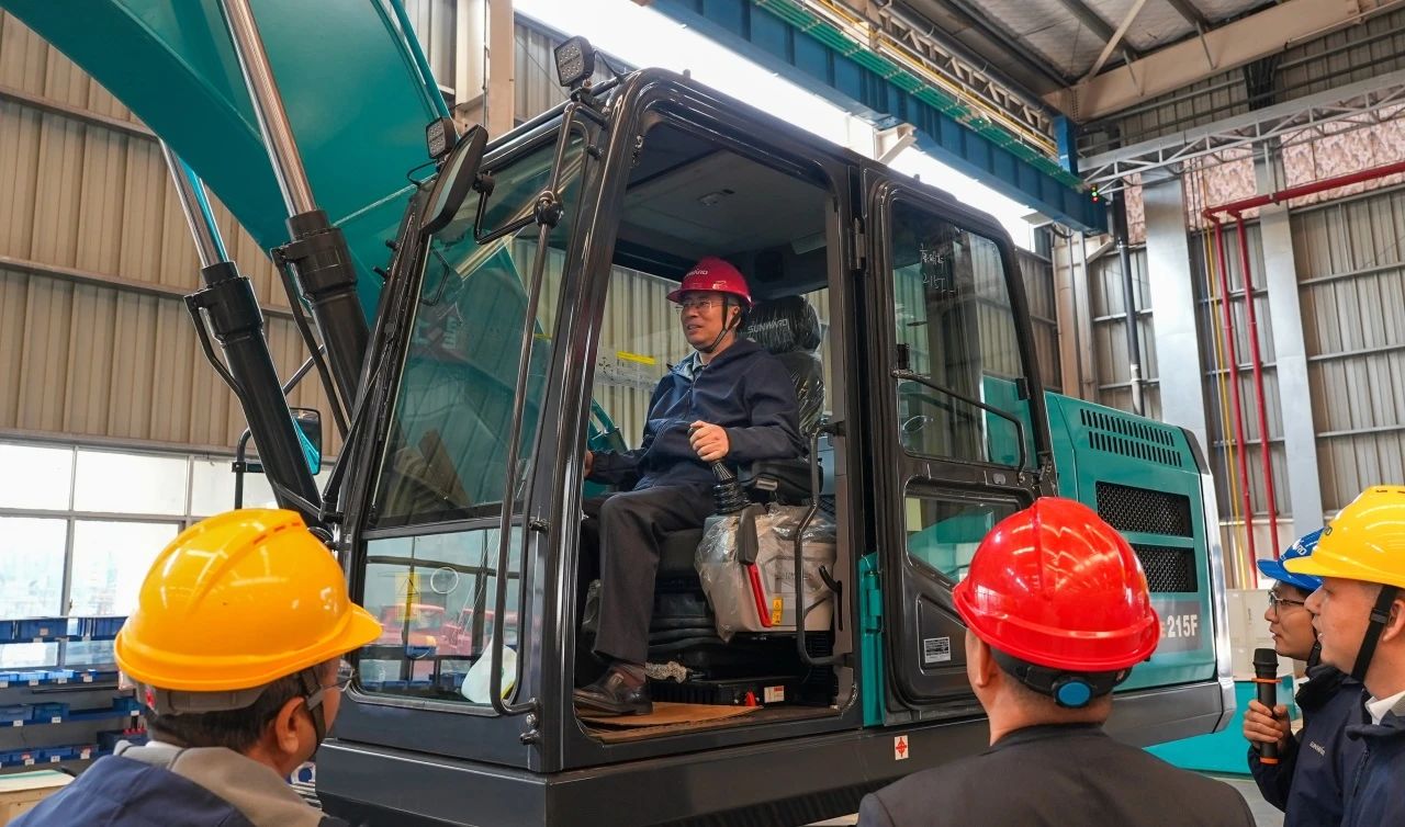 聚焦市场需要，J9集团智能三款精品工程液压挖掘机成功下线