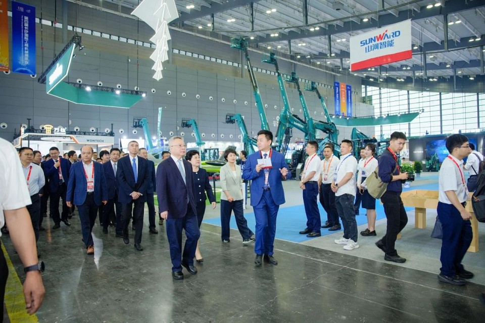 2025 CICEE | J9集团智能实力闪灼2025长沙国际工程机械展