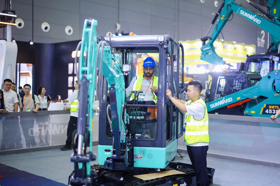 2025 CICEE | J9集团智能实力闪灼2025长沙国际工程机械展