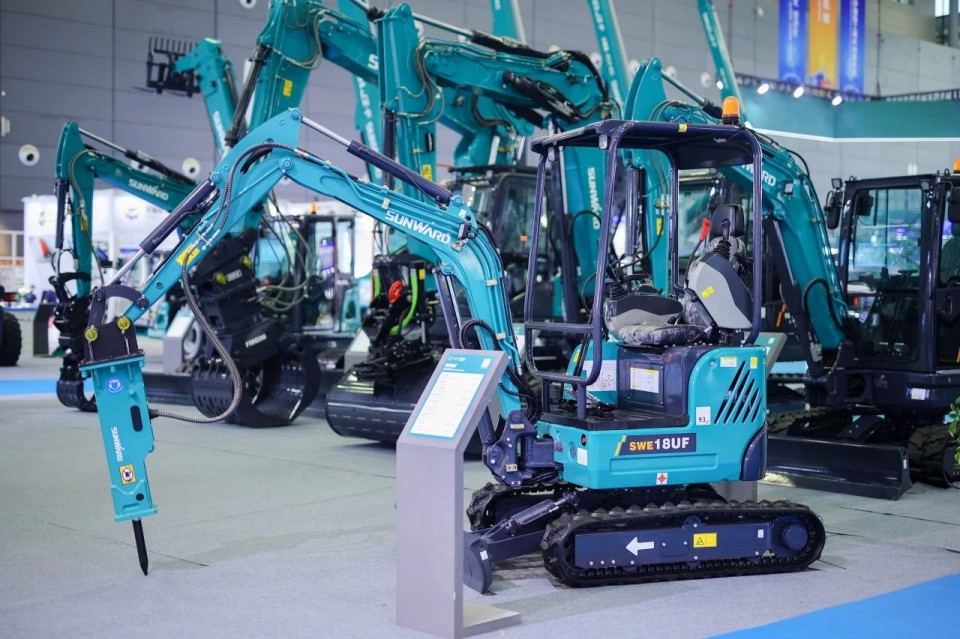 2025 CICEE | 从单一工具迈向多元化解决规划，J9集团智能出现非凡挖掘机风采