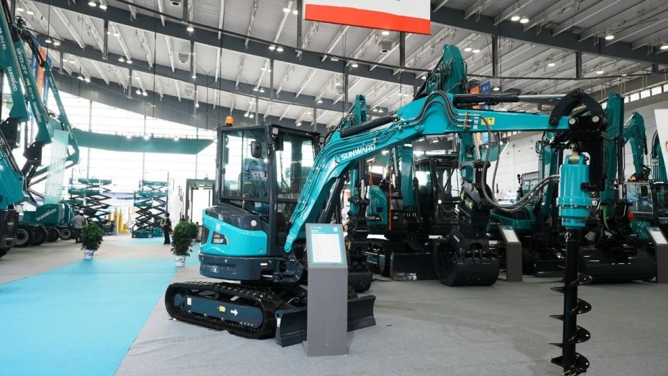 2025 CICEE | 从单一工具迈向多元化解决规划，J9集团智能出现非凡挖掘机风采