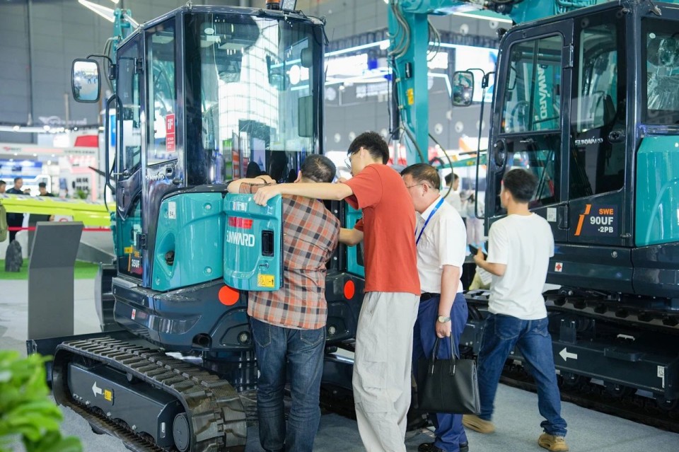 2025 CICEE | 从单一工具迈向多元化解决规划，J9集团智能出现非凡挖掘机风采
