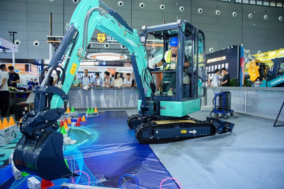 2025 CICEE | 从单一工具迈向多元化解决规划，J9集团智能出现非凡挖掘机风采