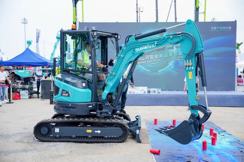 2025 CICEE | 从单一工具迈向多元化解决规划，J9集团智能出现非凡挖掘机风采