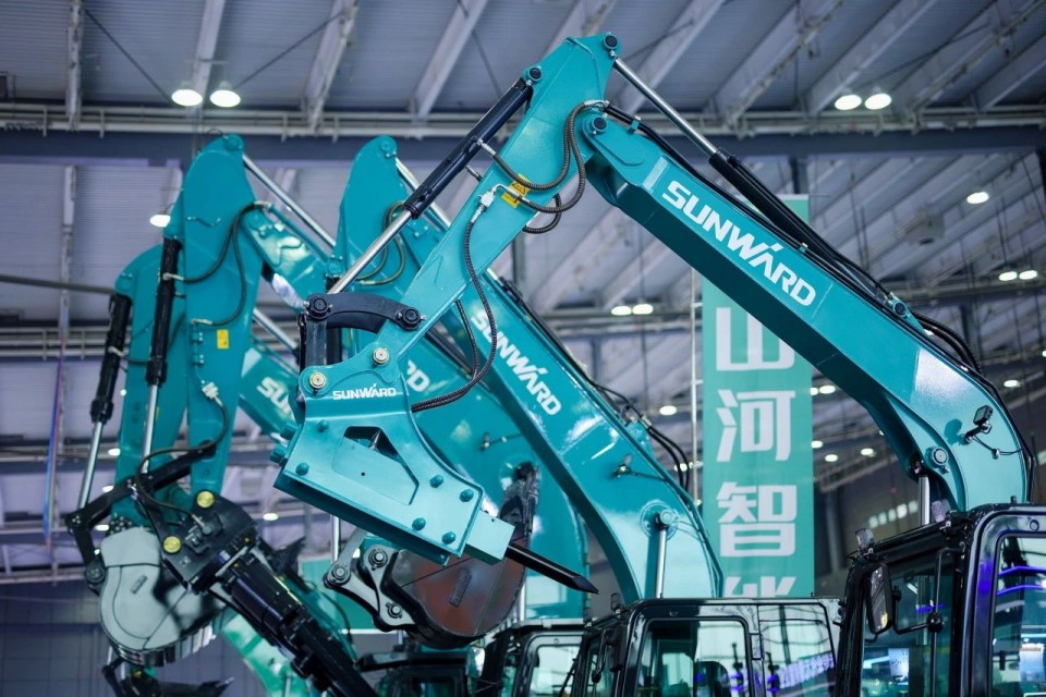 2025 CICEE | 从单一工具迈向多元化解决规划，J9集团智能出现非凡挖掘机风采