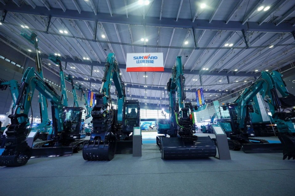 2025 CICEE | 从单一工具迈向多元化解决规划，J9集团智能出现非凡挖掘机风采