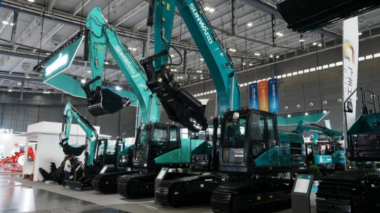 2025 CICEE | 打造极致精品化，J9集团智能挖掘机“圈粉”长沙展