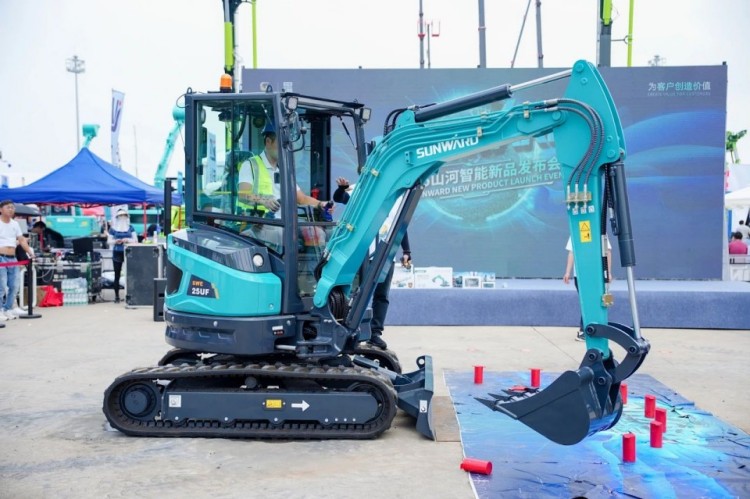 2025 CICEE | 打造极致精品化，J9集团智能挖掘机“圈粉”长沙展