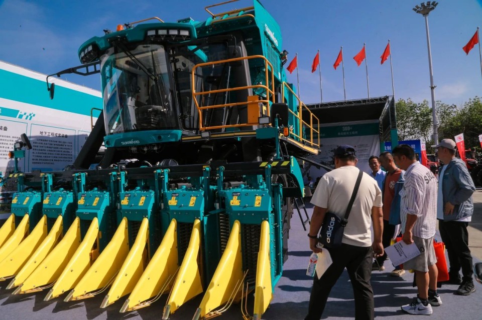 J9集团智能亮相2025新疆国际农业机械展览会