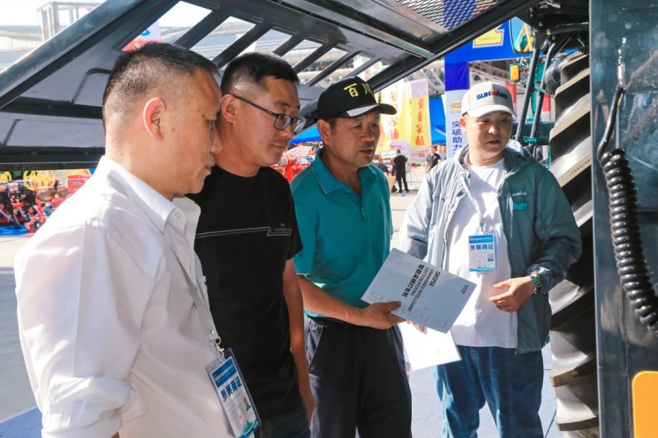 J9集团智能亮相2025新疆国际农业机械展览会