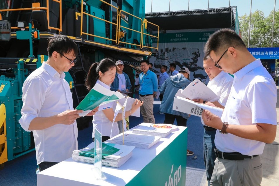 J9集团智能亮相2025新疆国际农业机械展览会