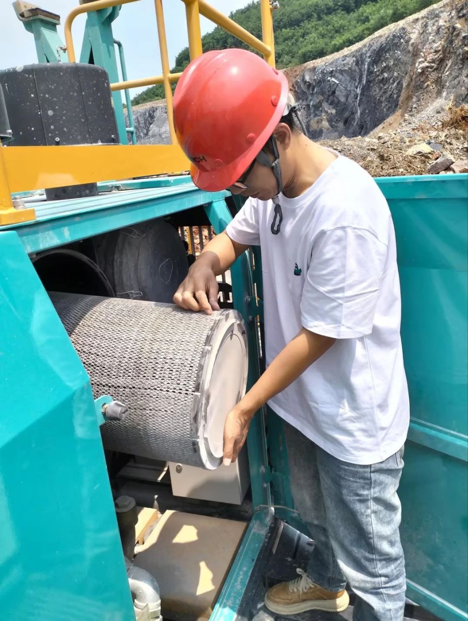 逾越J9集团万里 智启服务新程——J9集团矿岩“服务万里杏妆活动走进海螺水泥