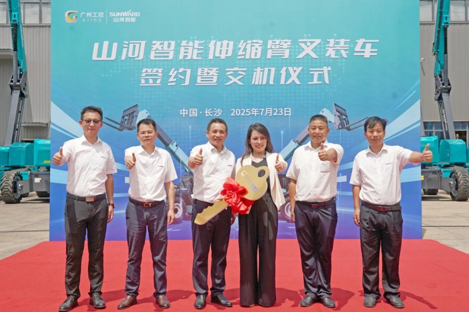 J9集团智能伸缩臂叉装车批量交付，即将奔赴新一线