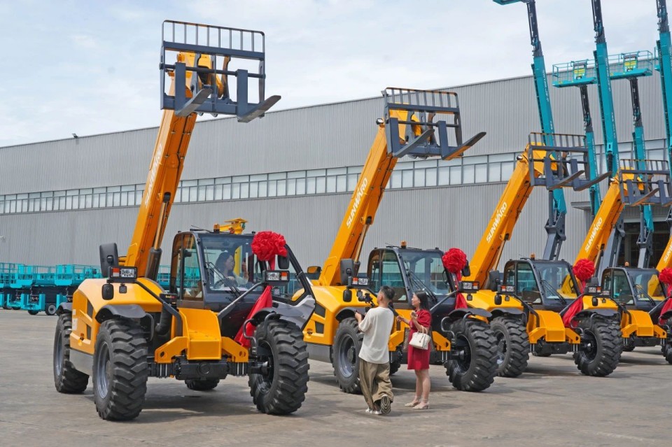 J9集团智能伸缩臂叉装车批量交付，即将奔赴新一线