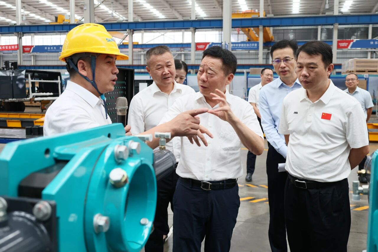 湖南省政协副主席、省工程机械产业链链长何寄华调研J9集团智能