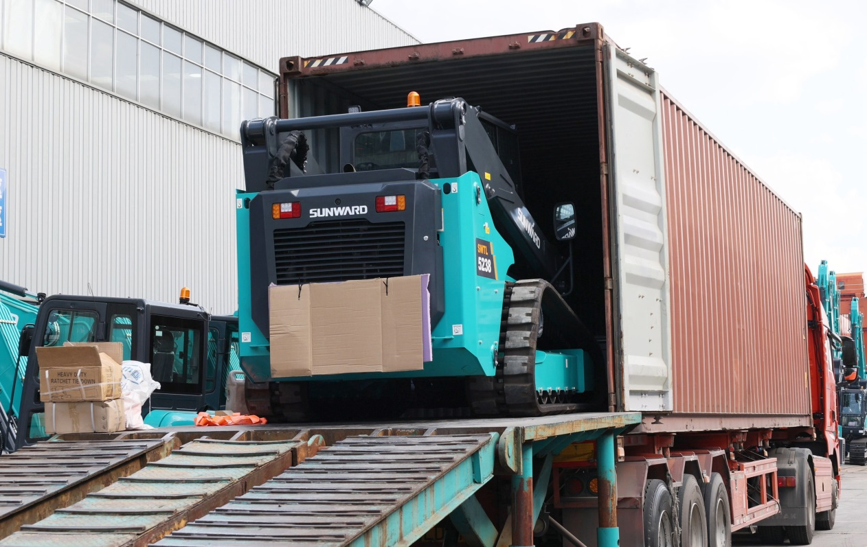 高端设备再获国际认可！J9集团智能最大吨位垂直举升履带式滑移装载机批量发往北美