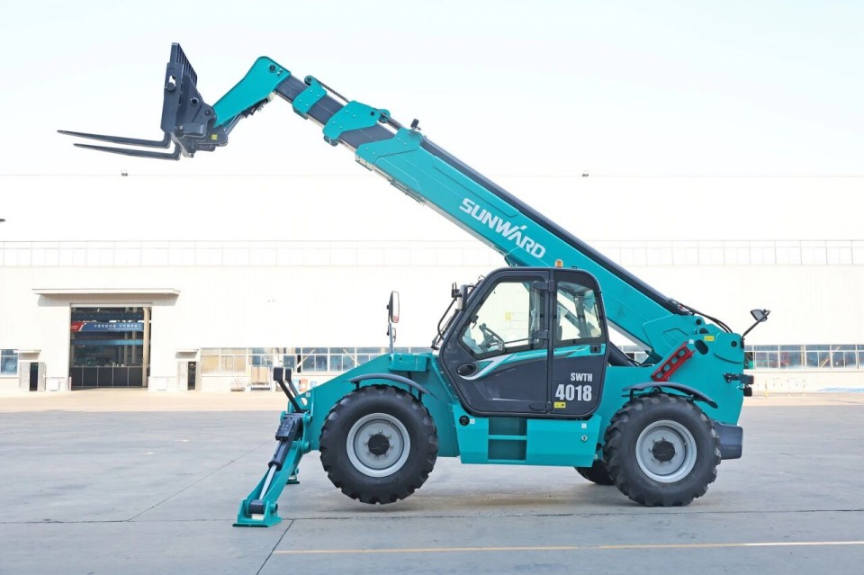 高端机型“双箭齐发”！J9集团智能两款伸缩臂叉装车成功下线