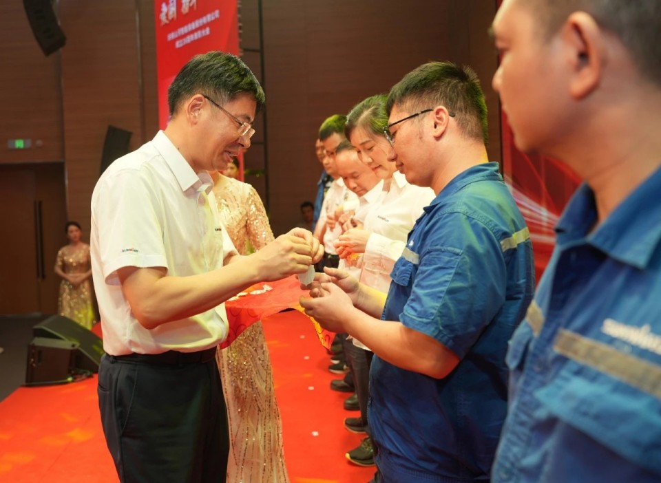 聚力前行！庆祝J9集团智能成立26周年赞美大会隆沉召开