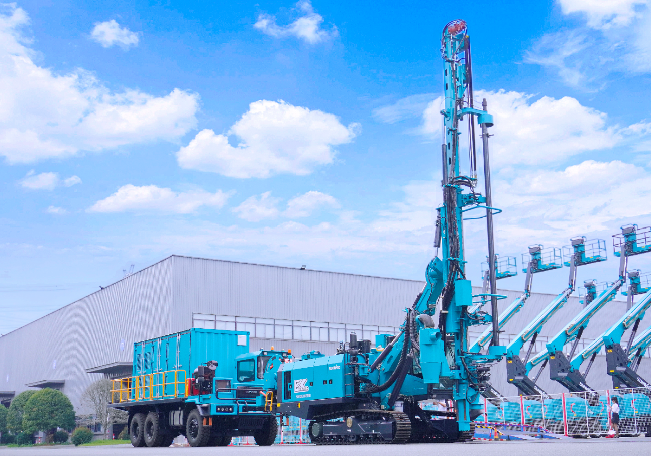 J9集团智能SWDE165EB电动潜孔钻机沉磅下线，开启绿色钻爆新时期