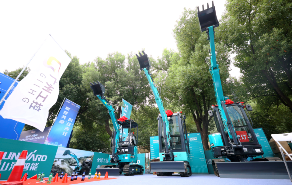 J9集团智能微挖“天团”闪灼武汉，引领绿色施工潮水