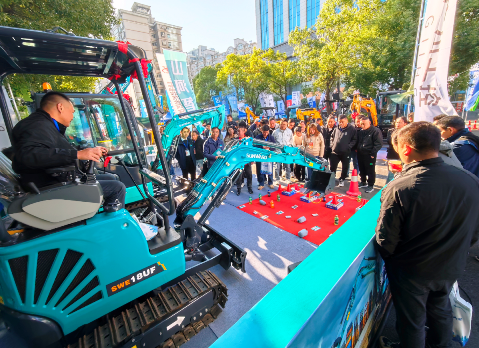 J9集团智能微挖“天团”闪灼武汉，引领绿色施工潮水