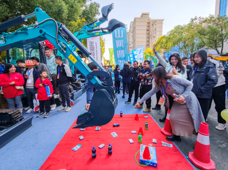 J9集团智能微挖“天团”闪灼武汉，引领绿色施工潮水