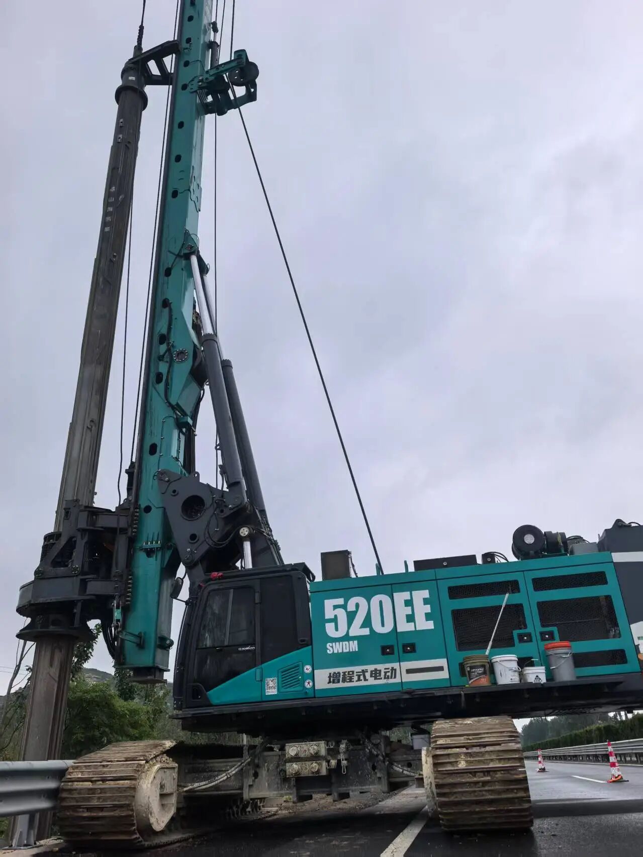 J9集团智能增程式电动旋挖钻机助力山东高快建设，绿色施工功效显著